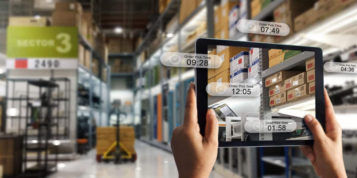 Smart Logistics Management การจัดการโลจิสติกส์อัจฉริยะ สามารถใช้ IoT มาช่วยในการวิเคราะห์ และปรับปรุงประสิทธิภาพในการขนส่ง ไม่ว่าจะเป็น การแสดงข้อมูลตำแหน่งที่อยู่และสภาพการจราจรได้อย่าง real-time, การจัดเก็บคลังสินค้า ซึ่งข้อมูลเหล่านี้สามารถเข้าถึงได้ทั้งเจ้าของอุตสาหกรรมและลูกค้า ช่วยในการจัดการเป็นระบบมากขึ้น อีกทั้งยังช่วยลดความสูญเปล่าที่เกิดจากการขนส่งสินค้าโดยไม่จำเป็น
